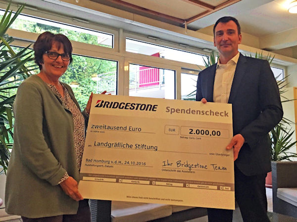 Bridgestone übergibt Spendenscheck klein