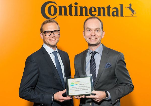 Conti Uebergabe Nachhaltigkeitspreis klein