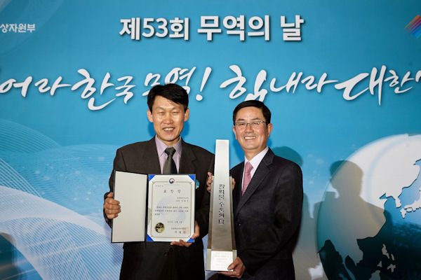 Nexen Tire klein Left Mr H M Ahn Supervisor of Production Right Mr J S Kim V P of S