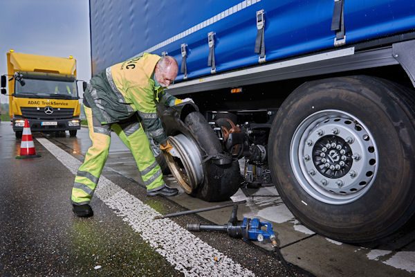ADAC TS Reifeneinsatz klein