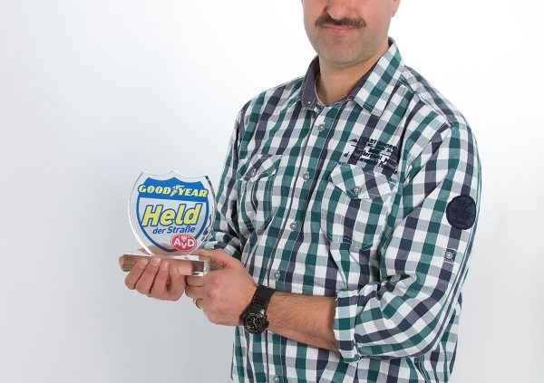 Held der Straße Februar klein