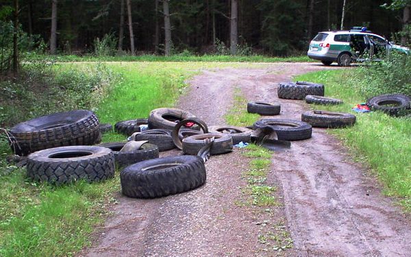 Altreifen wild entsorgt