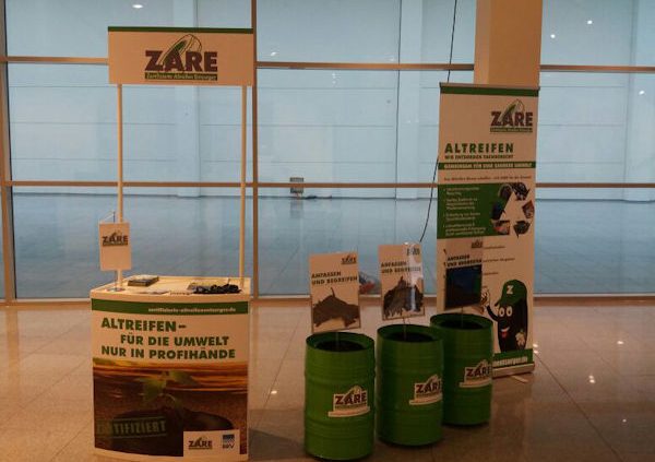 zare messestand klein