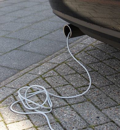 Kabel aus Auspuff