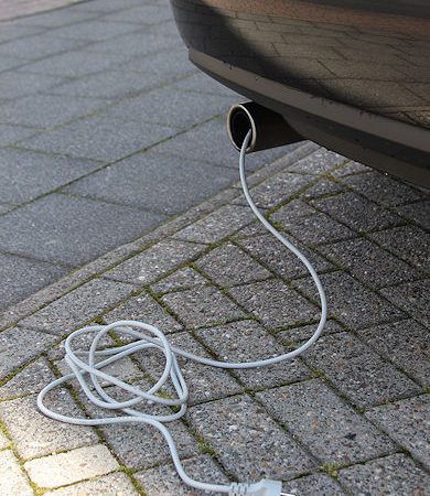 Kabel aus Auspuff