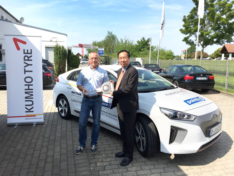 Steve Yeom Managing Director Kumho Tyre Thomas Lorber Inhaber Reifen Lorber GmbH Bild 01 002 tb