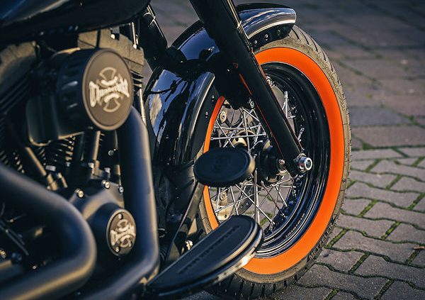 Metzeler Motorradreifen mit Seitenwand in Orange