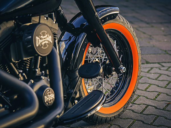 Metzeler Motorradreifen mit Seitenwand in Orange