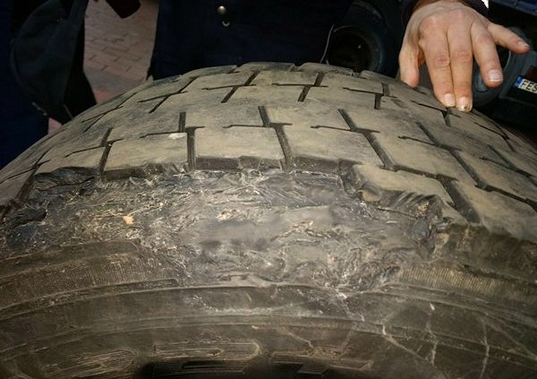 Polizeipresse Lkw mit desolater Bereifung