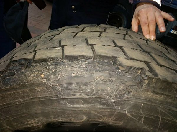 Polizeipresse Lkw mit desolater Bereifung
