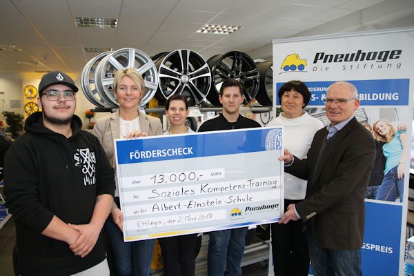 PneuhageStiftungScheck klein 1 PneuhageStiftungScheck klein 1