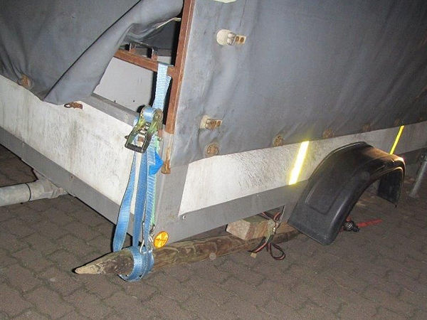 Polizeipresse Holfpfahl als Ersatzrad 1