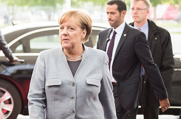 Angela Merkel klein