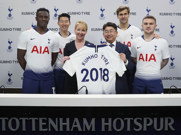 Tottenham Hotspur Vertragsunterzeichnung u.a. Kyungtai Ju und Heung Min Son 002 tb