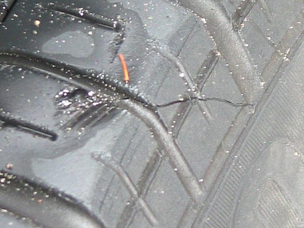 Rissverletzung im Reifenprofil