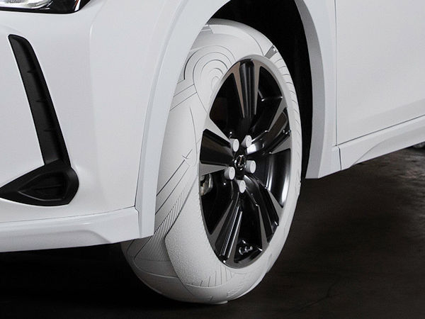 Lexus mit weißen Reifen