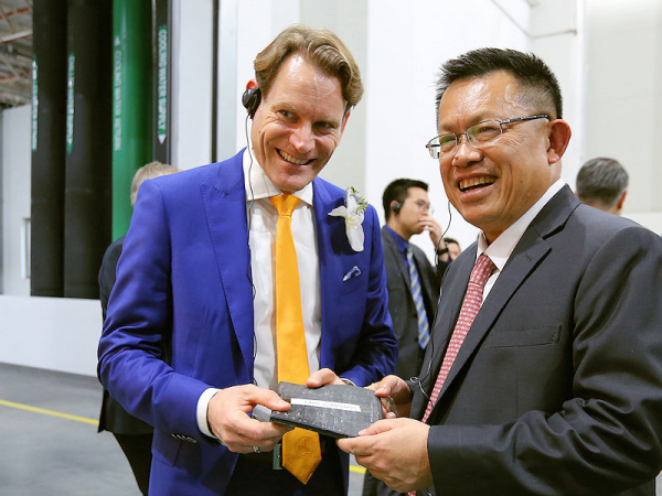 Nikolai Setzer Dr. Somchai Harnhirun tb