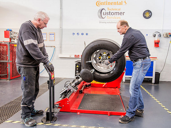 Conti Trainigsangebot Lkw Reifenwechsel