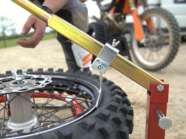 Delticom Video zum DIY Motorradreifenwechsel