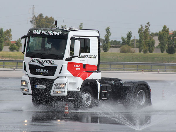 Bridgestone Duravis R002 bei Nässe