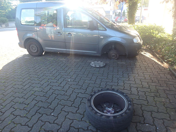 Parkender Caddy als Ersatzteillieferant