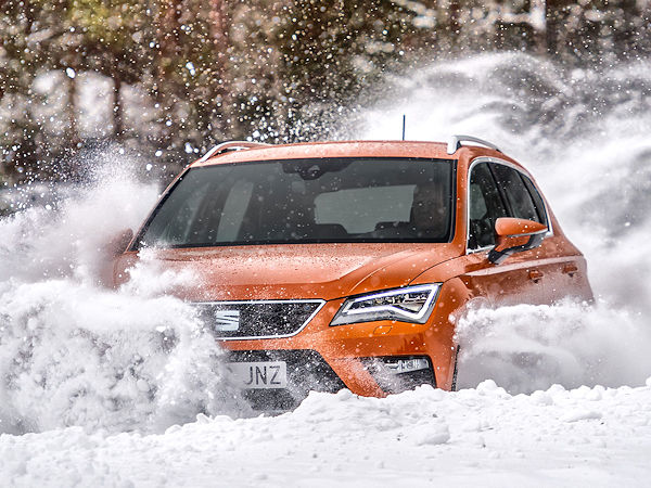 SUV im Schnee