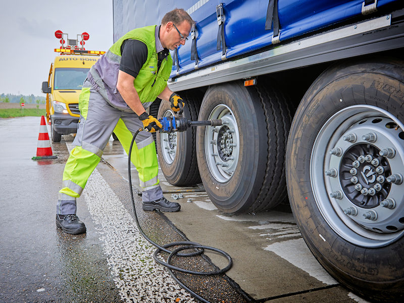 ADAC Truckservice Reifeneinsatz tb