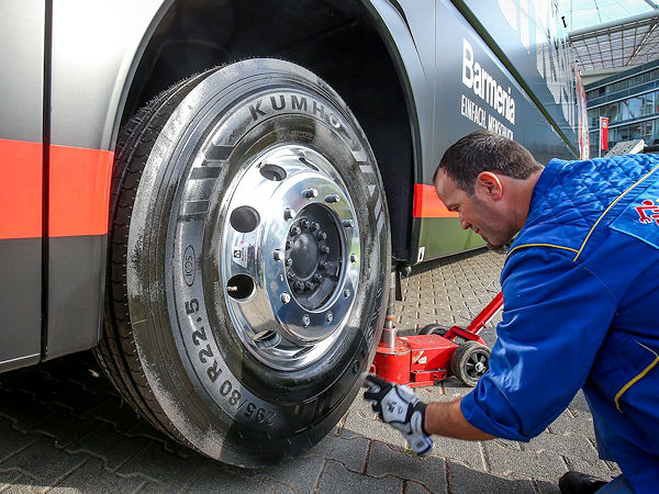 Kumho rüstet Bayer 04 Leverkusen Mannschaftsbus aus