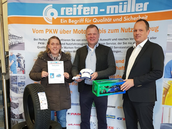 Glückliche Gewinnerin Reifen Müller tb