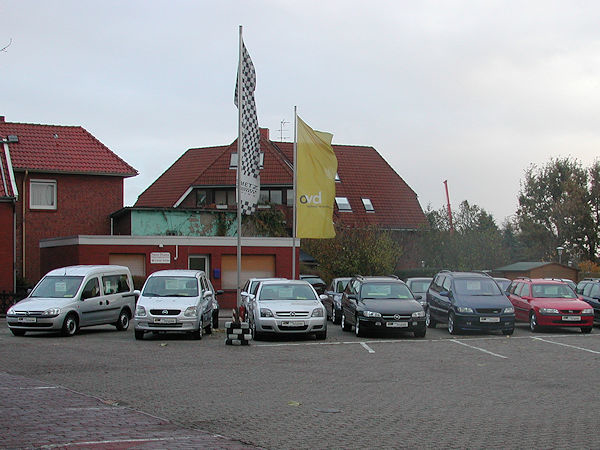 Autos auf Händlerhof