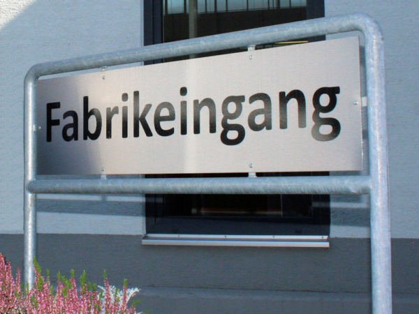 Fabrikeingang tb