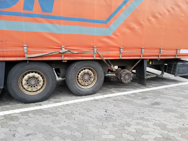 LKW fehlt ein Reifen klein