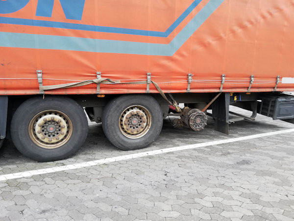 LKW fehlt ein Reifen klein