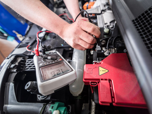 Arbeiten an E Auto