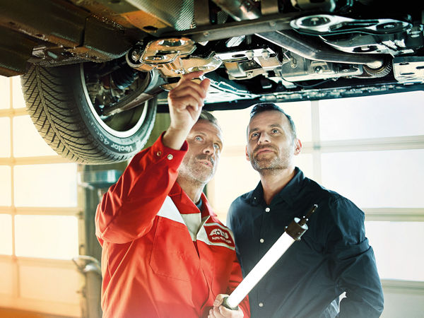 ATU Kundengespräch unterm Auto