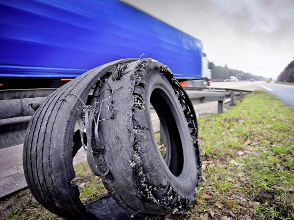 Altreifen auf Autobahn tb