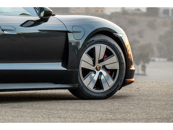 Hankook Porsche Taycan klein