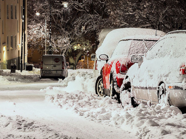 Geparkte Autos an schneebedeckter Strasse