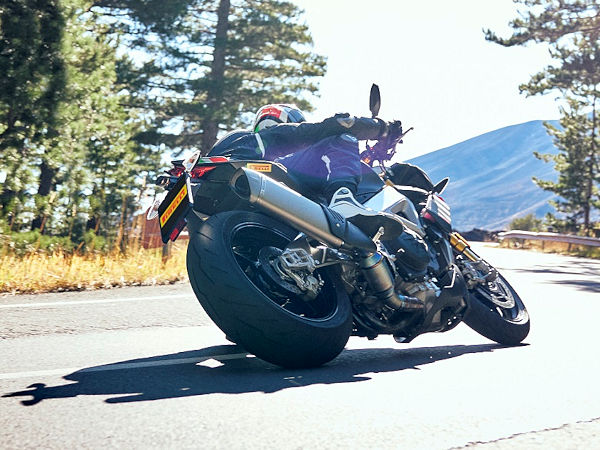 Vom Supersportler bis zum Naked Bike: Seinen „Diablo Rosso IV“ positioniert Pirelli als „neuen Reifenstandard für alle Fahrer, die auch bei sportlichem Einsatz vollen Fahrspaß und maximale Sicherheit fordern“ (Bild: Pirelli)