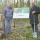Scheckübergabe durch Roman Gaebel (links) – Leiter Vertriebsinnendienst Reifenersatzgeschäft Deutschland bei Conti – an den Vorstandssprecher der Plant-My-Tree-Stiftung Patric Kutscher (Bild: Continental)