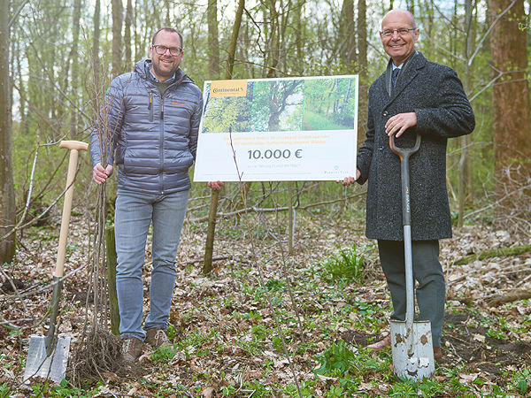 Scheckübergabe durch Roman Gaebel (links) – Leiter Vertriebsinnendienst Reifenersatzgeschäft Deutschland bei Conti – an den Vorstandssprecher der Plant-My-Tree-Stiftung Patric Kutscher (Bild: Continental)