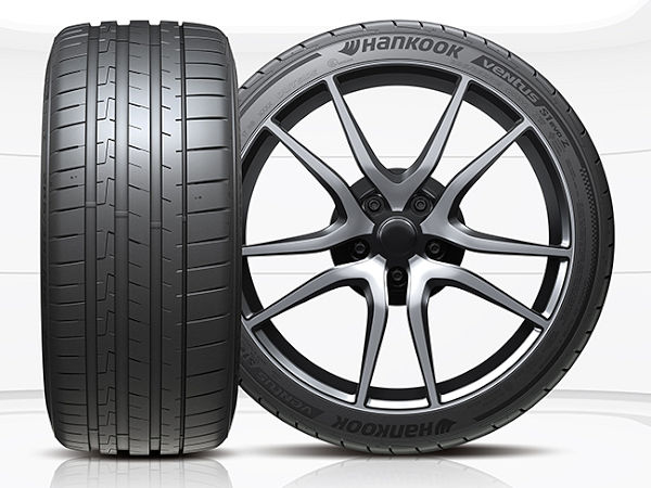 Der „Ventus S1 Evo Z“ wartet mit einem asymmetrischen Profildesign auf (Bild: Hankook)