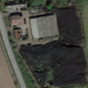 Die Höhe der ein auf ein Volumen von 23.000 Kubikmetern taxierten Altreifenhalde in Groß Offenseth-Aspern im schleswig-holsteinischen Landkreis Pinneberg soll zwischen einem und sieben Metern variieren (Bild: Google Maps/Screenshot)
