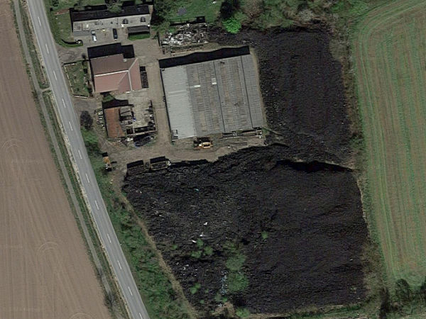 Die Höhe der ein auf ein Volumen von 23.000 Kubikmetern taxierten Altreifenhalde in Groß Offenseth-Aspern im schleswig-holsteinischen Landkreis Pinneberg soll zwischen einem und sieben Metern variieren (Bild: Google Maps/Screenshot)