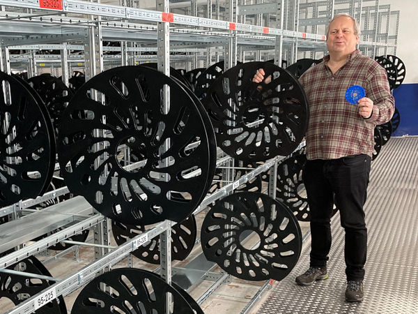 Setzt auch im erweiterten Lager auf Radschutzmatten der Safety Seal GmbH: Manfried Lehrke, Geschäftsführer des Point-S-Partners Reifen Lehrke in Dortmund (Bild: Safety Seal)