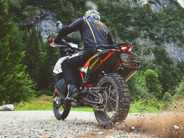 Contis „TKC 70 Rocks“ soll im Gelände griffiger sein als der Reiseenduroreifen „TKC 70“ sowie „auf der Straße ausdauernder“ als das als Geländegänger beschriebene Profil „TKC 80“ (Bild: Continental)