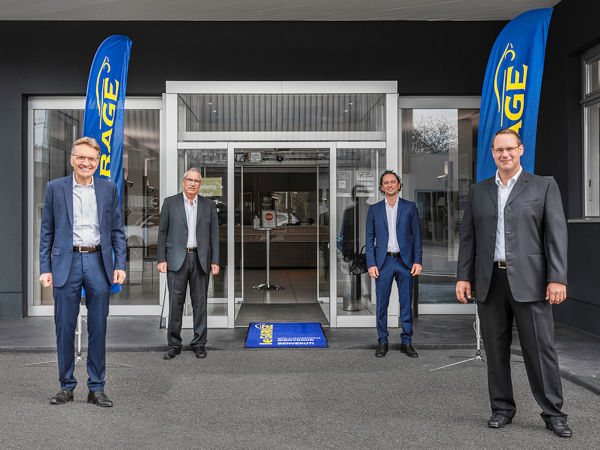 ESA-Vertriebsleiter Garagenkonzepte Markus Bigler (von links) begrüßt Philipp Huber bzw. die Huber Automobile AG als 400. Le-Garage-Partner im Beisein der ESA-Gebietsleiter Remo Müller und Bekim Dragaj (Bild: ESA)