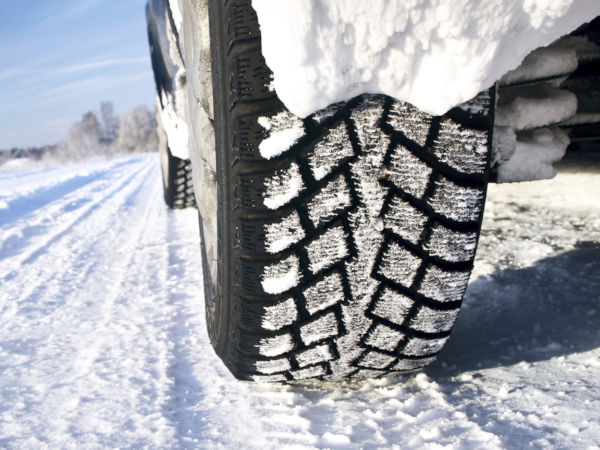 Mit „Ultrasil 4000 GR“ hat Evonik Industries für die Reifenindustrie einen neuen aktiven Füllstoff entwickelt, der die Traktion von Winterreifen bei Schnee und Matsch deutlich verbessern und somit ein Plus an Sicherheit während der kalten Jahreszeit bieten soll (Bild: Evonik)