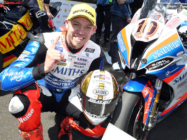 Hat seit 2018 schon insgesamt fünf TT-Titel eingefahren und ist nun neuer Markenbotschafter in Sachen Dunlop-Motorradreifen: der britische Rennfahrer Peter Hickman (Bild: Dunlop)