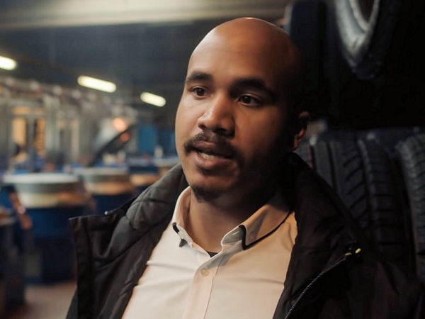 Obika Julius, seit Anfang 2017 bei Reifen Hinghaus und seit Kurzem dort Head of Sales, bringt unter anderem eine Ökoabgabe auf Neureifen ins Gespräch, die für die Pkw-Reifenrunderneuerung eingesetzt werden könnte (Bild: YouTube/Screenshot)